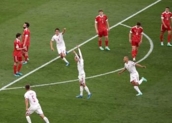 الدانمارك تقسو على روسيا برباعية وتضمن الصعود في اليورو