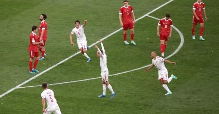 الدانمارك تقسو على روسيا برباعية وتضمن الصعود في اليورو
