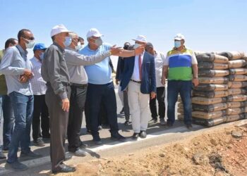 محافظ الوادي الجديد يوجه بإنارة طريق الخارجة – أسيوط حتي جامعة الوادي الجديد