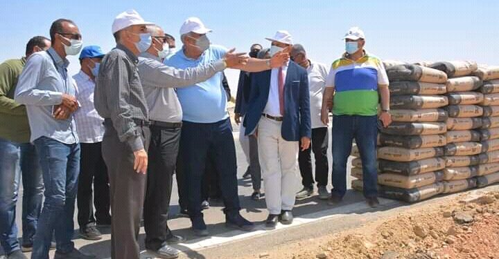 محافظ الوادي الجديد يوجه بإنارة طريق الخارجة – أسيوط حتي جامعة الوادي الجديد