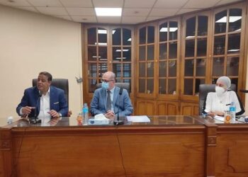 نائب رئيس جامعة عين شمس لشئون الدراسات العليا والبحوث يجتمع بالهيئة المعاونة بكلية الآداب