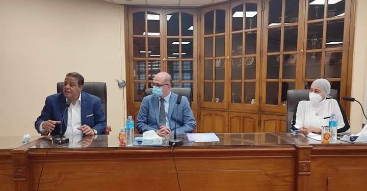 نائب رئيس جامعة عين شمس لشئون الدراسات العليا والبحوث يجتمع بالهيئة المعاونة بكلية الآداب