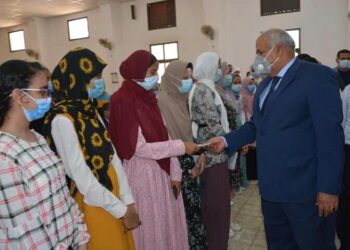 محافظ الوادي الجديد يكرم أوائل الشهادة الإعدادية بالداخلة وبلاط