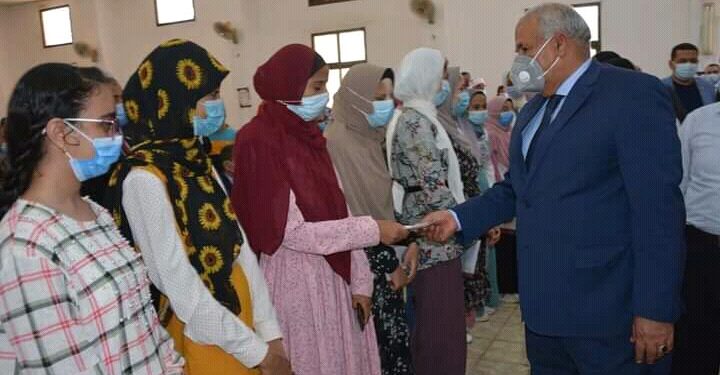 محافظ الوادي الجديد يكرم أوائل الشهادة الإعدادية بالداخلة وبلاط