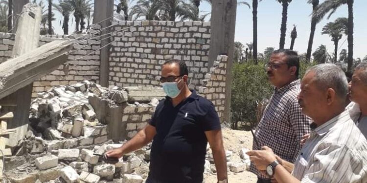 ازالة 10 حالات تعدي على الأراضي الزراعية والبناء المخالف في مركزى ساحل سليم والفتح بمحافظ أسيوط.