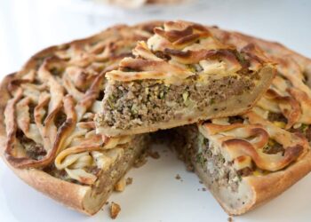 فطيرة باللحم المفروم والبصل  