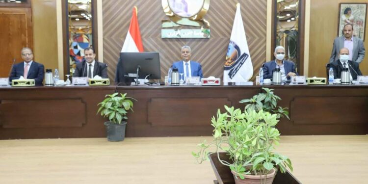 جامعة جنوب الوادي يقرر صرف مكافأة 700 جنيه بمناسبة عيد الأضحى المبارك.