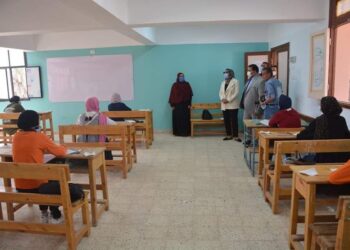 نائب محافظ الوادي الجديد تتابع سير امتحانات الدبلومات الفنية بالخارجة.