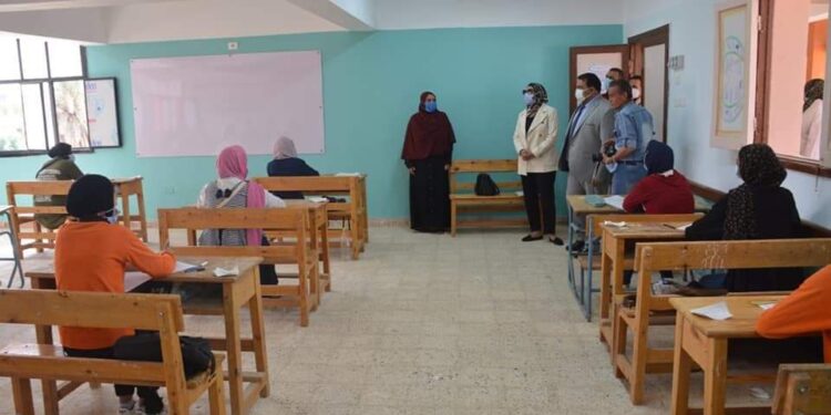 نائب محافظ الوادي الجديد تتابع سير امتحانات الدبلومات الفنية بالخارجة.