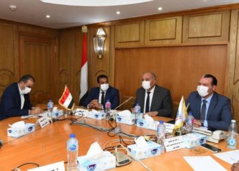 محافظ قنا يناقش الخطة المقترحة لتنمية وتطوير الموارد المالية لبرنامج التنمية المحلية