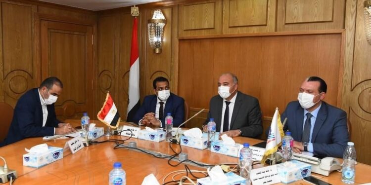 محافظ قنا يناقش الخطة المقترحة لتنمية وتطوير الموارد المالية لبرنامج التنمية المحلية