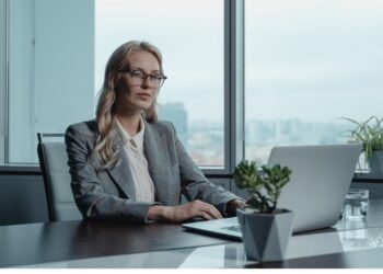 اضرار العمل لساعات طويلة.