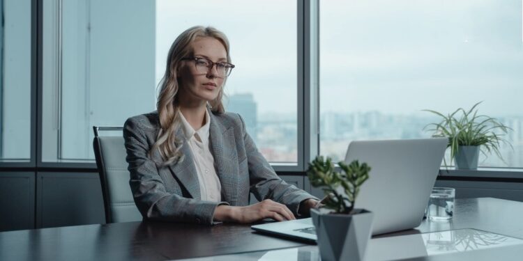 اضرار العمل لساعات طويلة.