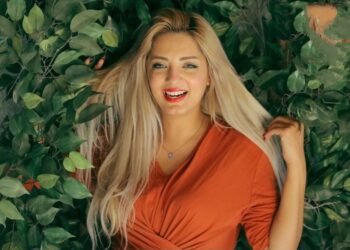 الإعلامية مي حلمي .