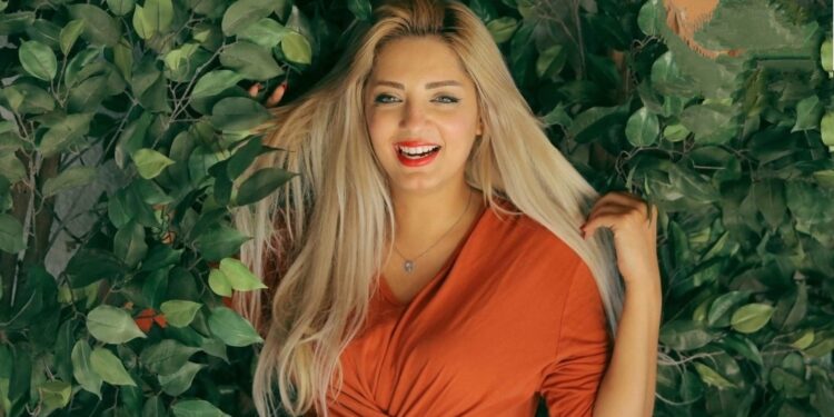 الإعلامية مي حلمي .