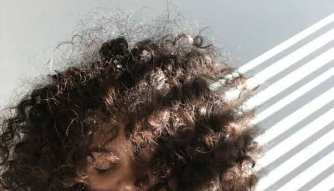 مدرسة ترفض قبول طفلة بسبب شعرها