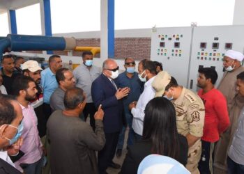 قنا : الداودي يعد بحل محطة مياه حجازة بحري قريبا خلال جولته