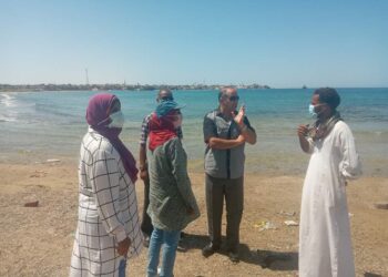 رئيس مدينة القصير يتابع عملية الإنارة الجديدة بمنطقة العدوة