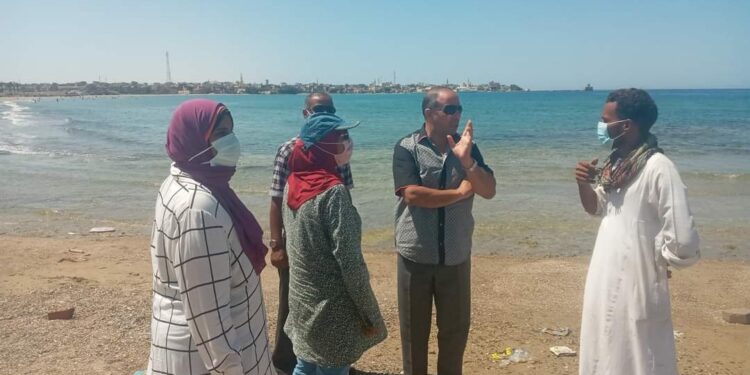 رئيس مدينة القصير يتابع عملية الإنارة الجديدة بمنطقة العدوة