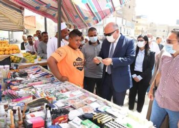 محافظ قنا يستمع لشكاوي المواطنين ويتابع أسعار السلع خلال جولة مفاجئة بشوارع قوص