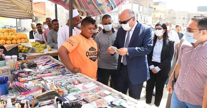 محافظ قنا يستمع لشكاوي المواطنين ويتابع أسعار السلع خلال جولة مفاجئة بشوارع قوص