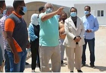 محافظ الوادي الجديد يتفقد مشروع مبادرة الحرير بالخارجة