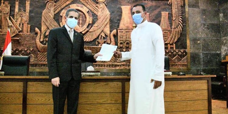 محافظ الغربية يسلم عدد ٤٤ عقداً لتقنين التعديات على أراضي الدولة