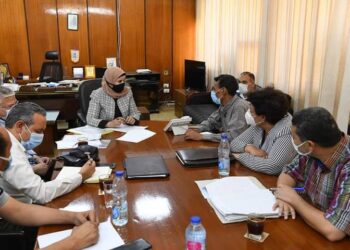 السكرتير العام المساعد تعقد اجتماع لمتابعة الموقف التنفيذي لإحلال وتجديد مجمع الصناعات الصغيرة بقنا