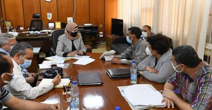 السكرتير العام المساعد تعقد اجتماع لمتابعة الموقف التنفيذي لإحلال وتجديد مجمع الصناعات الصغيرة بقنا