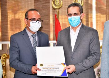 محافظ الغربية يكرم نائب رئيس حي أول طنطا لحصوله على درجة الدكتوراه