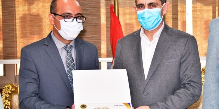 محافظ الغربية يكرم نائب رئيس حي أول طنطا لحصوله على درجة الدكتوراه