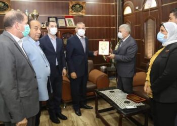 محافظ كفر الشيخ يهنئ اللواء "خالد العزب لتوليه منصب مساعد وزير الداخلية لوسط الدلتا ويهديه درع المحافظة