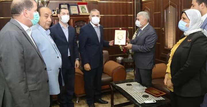 محافظ كفر الشيخ يهنئ اللواء "خالد العزب لتوليه منصب مساعد وزير الداخلية لوسط الدلتا ويهديه درع المحافظة