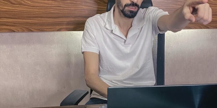 أحمد مؤمنة: "فيسبوك" يتبنى حاليًا سياسة التحول الرقمي بكافة القطاعات