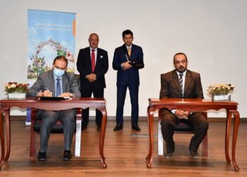وزير الشباب والرياضة يشهد توقيع عقود