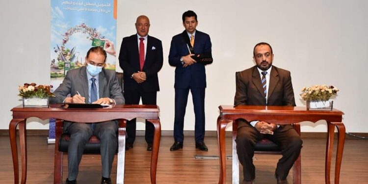 وزير الشباب والرياضة يشهد توقيع عقود