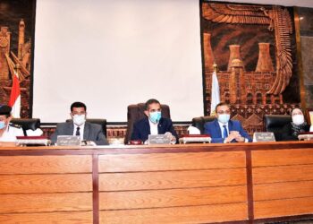 محافظ الغربية ورئيس هيئة الرقابة الإدارية يجتمعان برؤساء المصالح الحكومية