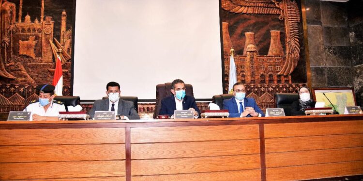 محافظ الغربية ورئيس هيئة الرقابة الإدارية يجتمعان برؤساء المصالح الحكومية