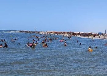 اقبال كبير من المعيدين والمصطافين على مصيف بلطيم بعد نحر أضاحيهم وحملات النظافة مستمرة