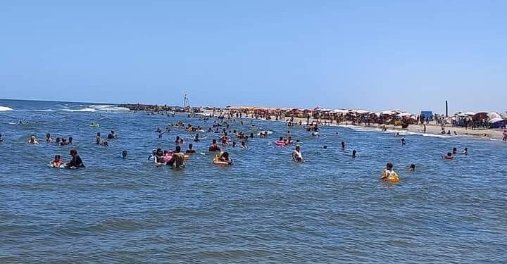 اقبال كبير من المعيدين والمصطافين على مصيف بلطيم بعد نحر أضاحيهم وحملات النظافة مستمرة