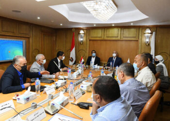 محافظ قنا يعقد اجتماعا عاجلا لحل مشكلة انقطاع مياه الشرب في بعض المناطق