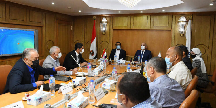 محافظ قنا يعقد اجتماعا عاجلا لحل مشكلة انقطاع مياه الشرب في بعض المناطق