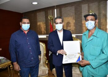 محافظ الغربية يكرم مشرف وعامل النظافة