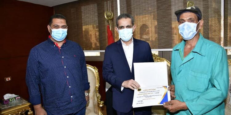 محافظ الغربية يكرم مشرف وعامل النظافة