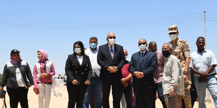 محافظ قنا يتفقد مجمع خدمات المراشده التابع لمبادرة حياة كريمة