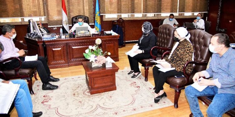 محافظ الغربية يعقد اجتماعا مع وحدة حياة كريمة بالمحافظة لمتابعة موقف تنفيذ المشروعات