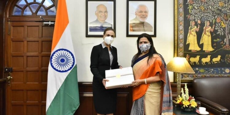 سفيرة مصر بنيودلهي تلتقي وزيرة الدولة للشئون الخارجية ووزيرة الدولة للثقافة