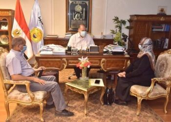 محافظ أسيوط يناقش الموقف التنفيذى لمشروعات تطوير الريف بقري محافظة  بأسيوط