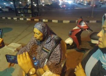 أستغاثة لسبدة مسنة تبكي علي الطريق