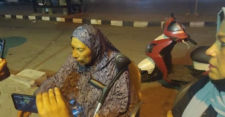 أستغاثة لسبدة مسنة تبكي علي الطريق